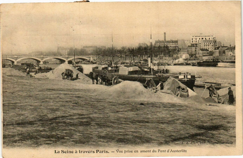 Carte postale ancienne Vu prise en amont du Pont d'Austerlitz à Paris 13e