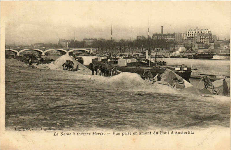 Carte postale ancienne Vu prise en amont du Pont d'Austerlitz à Paris 13e