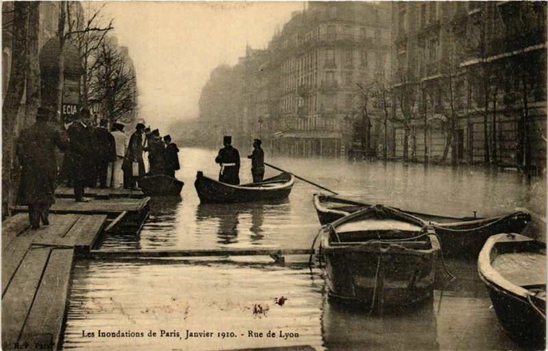 Carte postale ancienne Paris Les Inondations 1910 Rue de Lyon à Paris