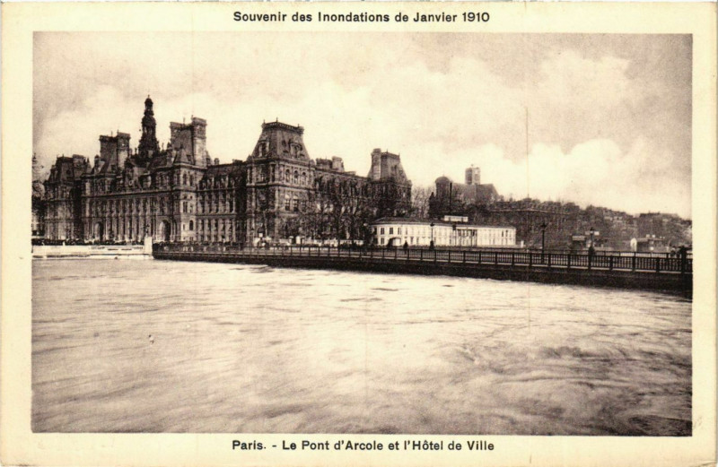 Carte postale ancienne Paris Souvenir des Inondations 1910 Pont d'Arcole à Paris