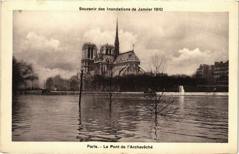 Carte postale ancienne Paris Souvenir des Inondations 1910 Pont de l'Archeveche à Paris
