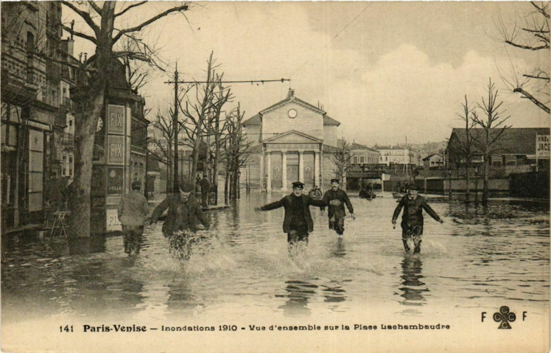 Carte postale ancienne Paris Venise Inondations 1910 Place Lachambaudre à Paris