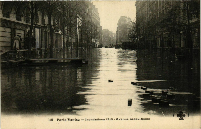 Carte postale ancienne Paris Venise Inondations 1910 Avenue Ledru-Rollin à Paris