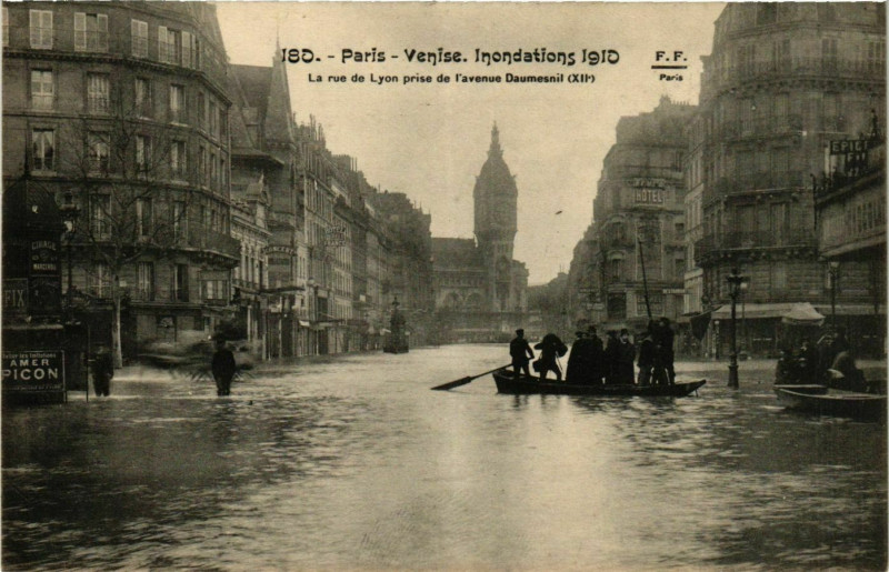 Carte postale ancienne Paris Venise Inondations 1910 Rue de Lyon à Paris