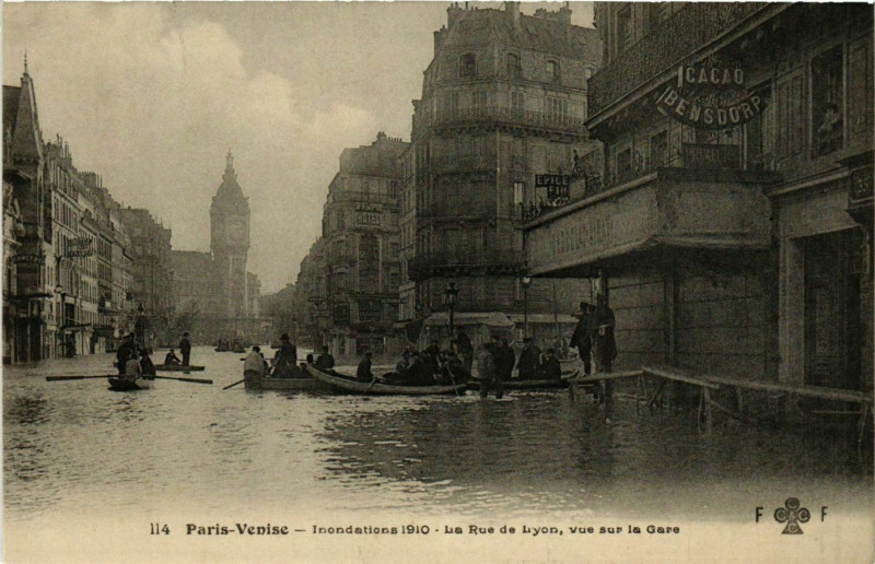 Carte postale ancienne Paris Venise Inondations 1910 Rue de Lyon à Paris