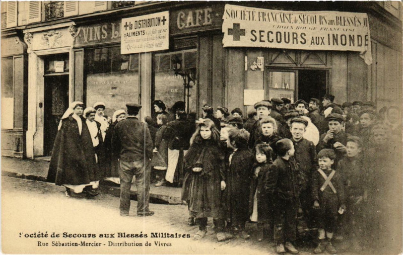 Carte postale ancienne Rue Sebastion-MERcier. Distribution de Vivres