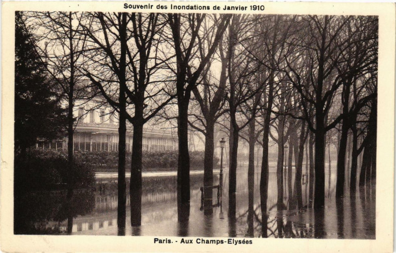 Carte postale ancienne Souvenir des Inondations. Paris Aux Champs-Elysées à Paris