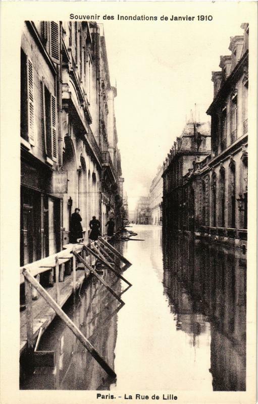 Carte postale ancienne Souvenir des Inondations. Paris La Rue de Lille à Paris