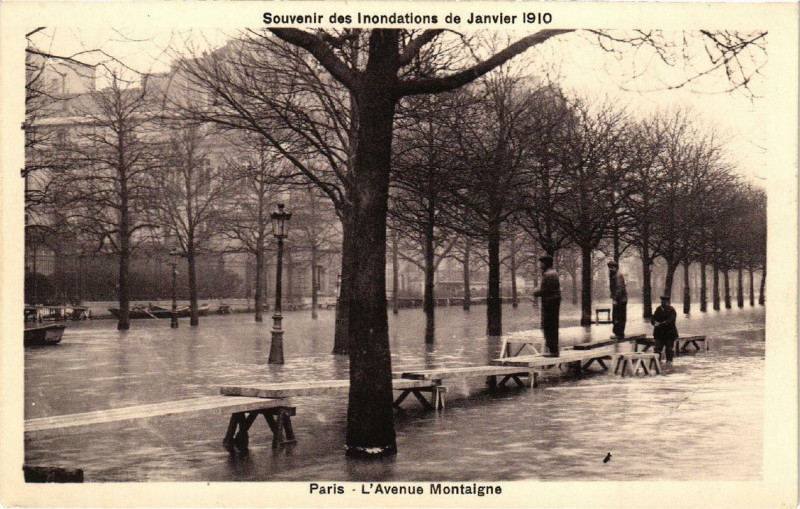 Carte postale ancienne Souvenir des Inondations. Paris L'Avenue Montaigne à Paris
