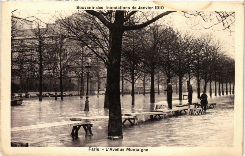 Carte postale ancienne Souvenir des Inondations. Paris L'Avenue Montaigne à Paris