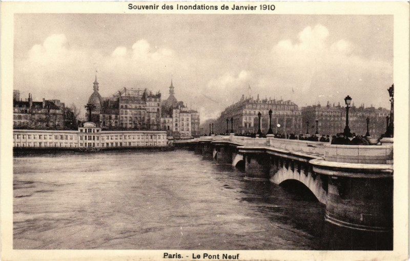 Carte postale ancienne Souvenir des Inondations. Paris Le Pont Neuf à Paris