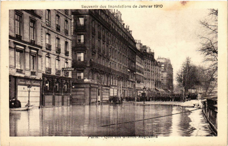 Carte postale ancienne Souvenir des Inondations. Paris Quai des Grands-Augustins à Paris