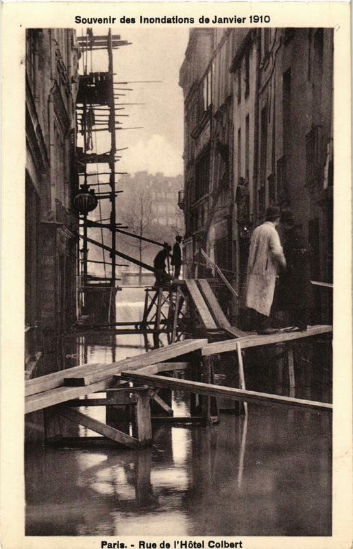 Carte postale ancienne Souvenir des Inondations. Paris Rue de l'Hotel Colbert à Paris