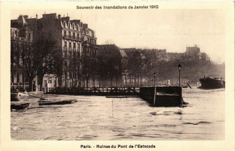 Carte postale ancienne Souvenir des Inondations. Paris Ruines du Pont de l'Estacade à Paris