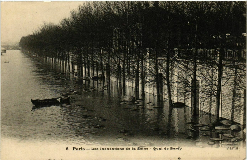 Carte postale ancienne Paris Les Inondations 1910 Quai de Bercy à Paris