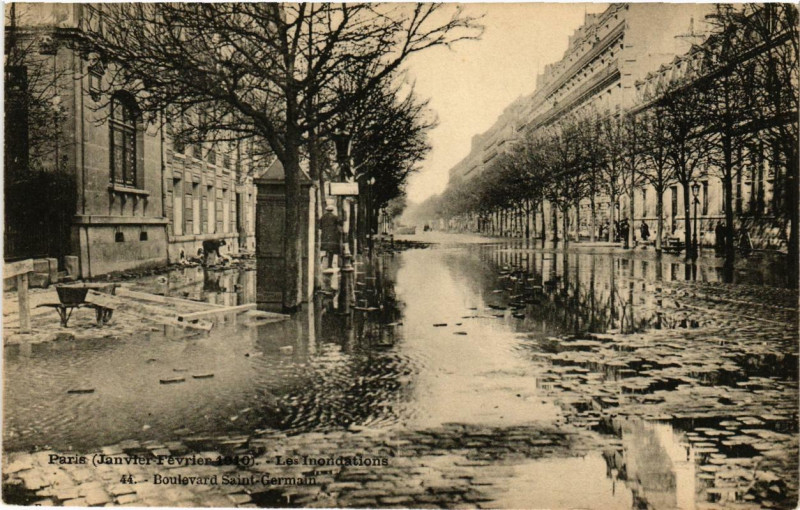 Carte postale ancienne Paris Les Inondations 44 Boulevard Saint-Germain à Paris