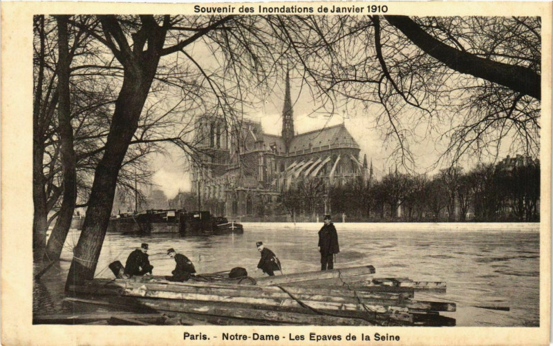 Carte postale ancienne Paris Souvenir des Inondations 1910 N - D. Les Epaves à Paris