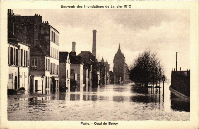 Carte postale ancienne Paris Souvenir des Inondations 1910 Quai de Bercy à Paris