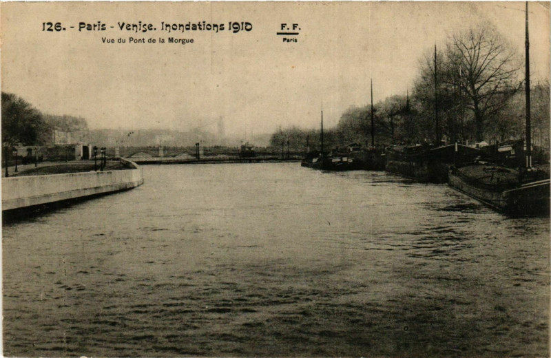 Carte postale ancienne Paris Venise Inondations 1910 Vue du Pont de la Morgue à Paris