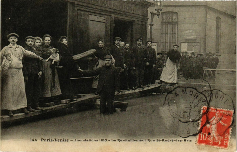 Carte postale ancienne Paris Venise Inondations 1910 Rue Saint-Andre-des-Arts Ravitaillement à Paris