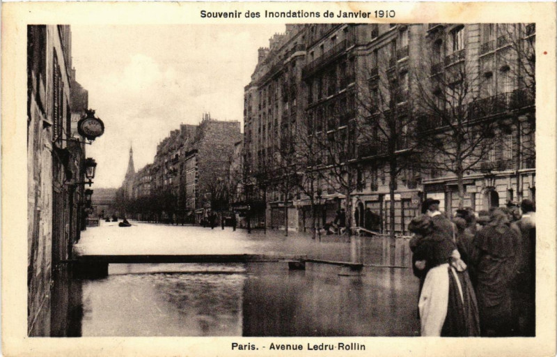 Carte postale ancienne Souvenir des Inondations. Paris Avenue Ledru-Rollin à Paris