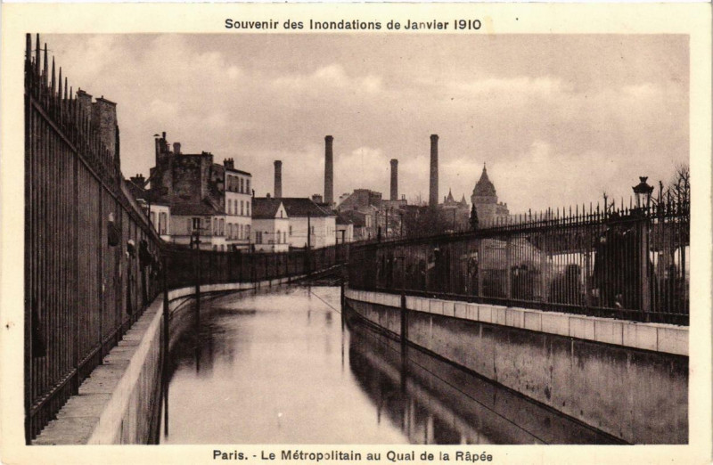Carte postale ancienne Souvenir des Inondations Paris Metropolitain au Quai de la Rapée à Paris