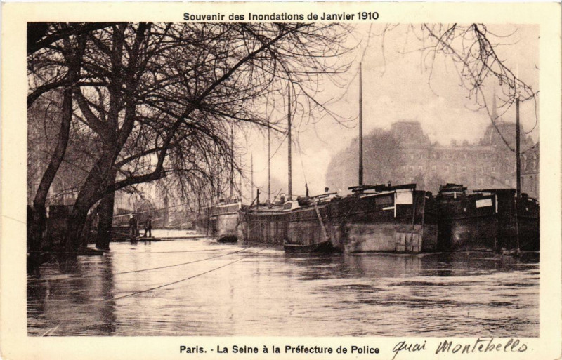 Carte postale ancienne Souvenir des Inondations. Paris La Seine a la Prefecture de Police à Paris