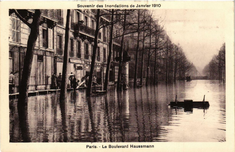 Carte postale ancienne Souvenir des Inondations. Paris Le Boulevard Haussmann à Paris