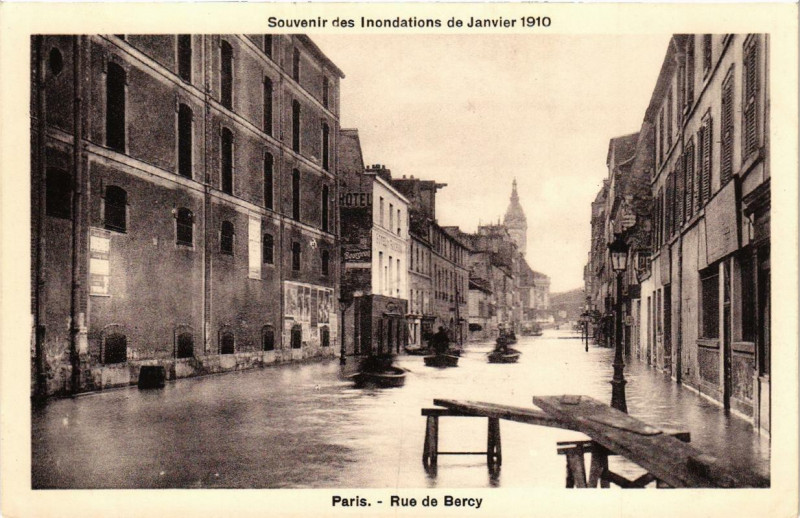 Carte postale ancienne Souvenir des Inondations. Paris Rue de Bercy à Paris