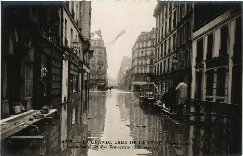 Carte postale ancienne Paris La Grande Crue de la Seine 1910 Rue traversiere à Paris
