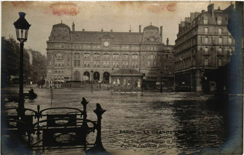 Carte postale ancienne Paris La Grande Crue de la Seine 1910 Rue Saint-Lazare à Paris