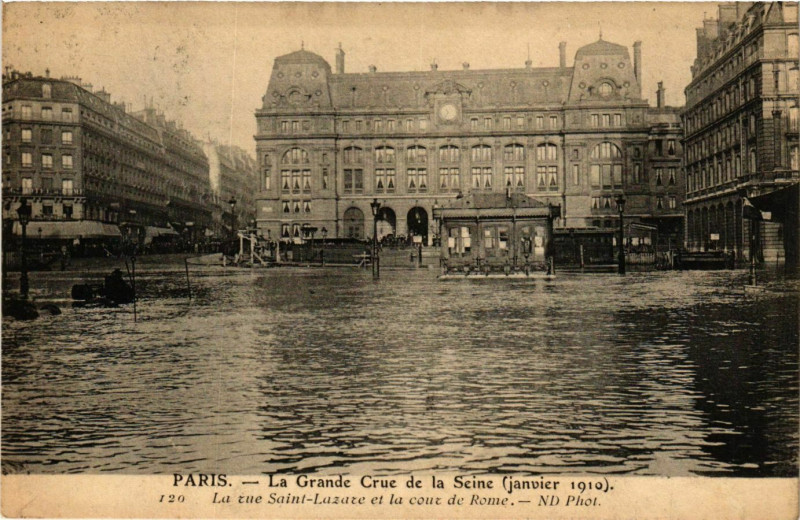 Carte postale ancienne Paris La Grande Crue de la Seine 1910 Rue Saint-Lazare à Paris