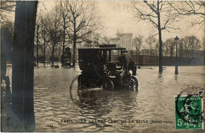 Carte postale ancienne Paris La Grande Crue de la Seine 1910 Une Panne à Paris