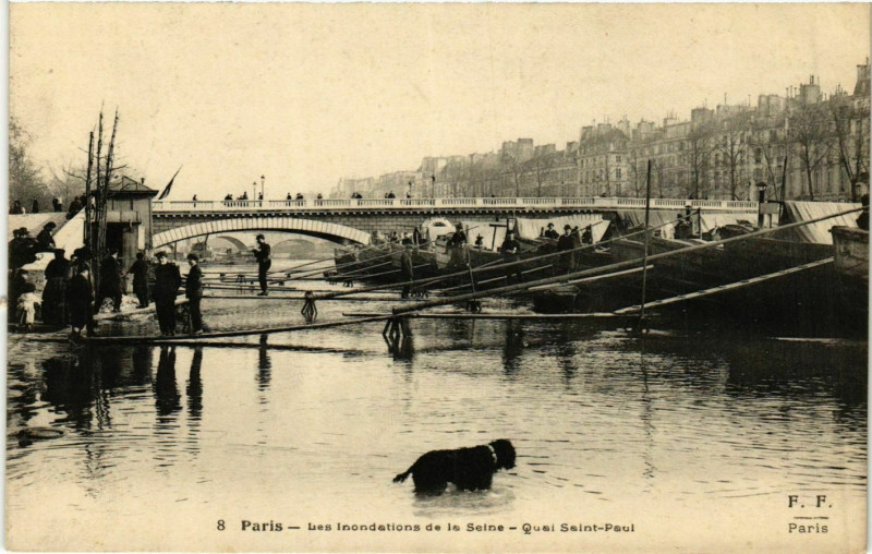 Carte postale ancienne Paris Les Inondations 1910 Quai Saint-Pail à Paris