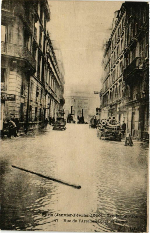 Carte postale ancienne Paris Les Inondations 1910 Rue de l'Arcade à Paris
