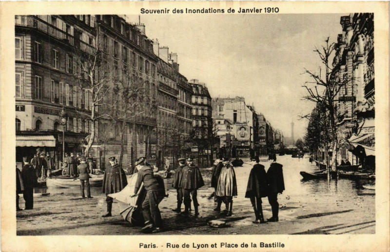 Carte postale ancienne Paris Souvenir des Inondations 1910 Place de la Bastille à Paris
