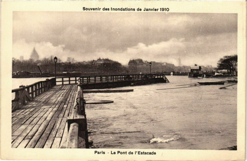 Carte postale ancienne Paris Souvenir des Inondations 1910 Pont de l'Estacade à Paris