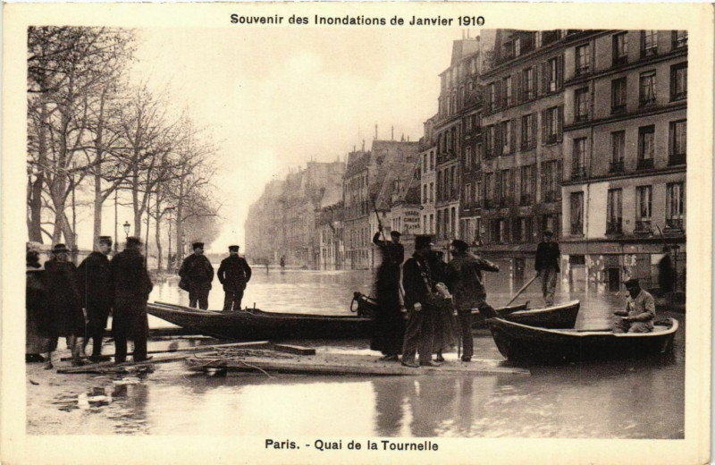 Carte postale ancienne Paris Souvenir des Inondations 1910 Quai de la Tournelle à Paris
