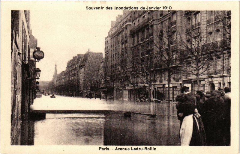 Carte postale ancienne Souvenir des Inondations. Paris Avenue Ledru-Rollin à Paris