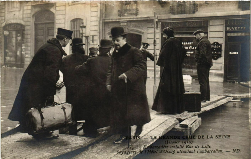 Carte postale ancienne Paris La Grande Crue de la Seine 1910 Rue de Lille à Paris