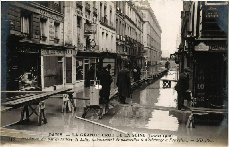 Carte postale ancienne Paris La Grande Crue de la Seine 1910 Rue de Lille à Paris