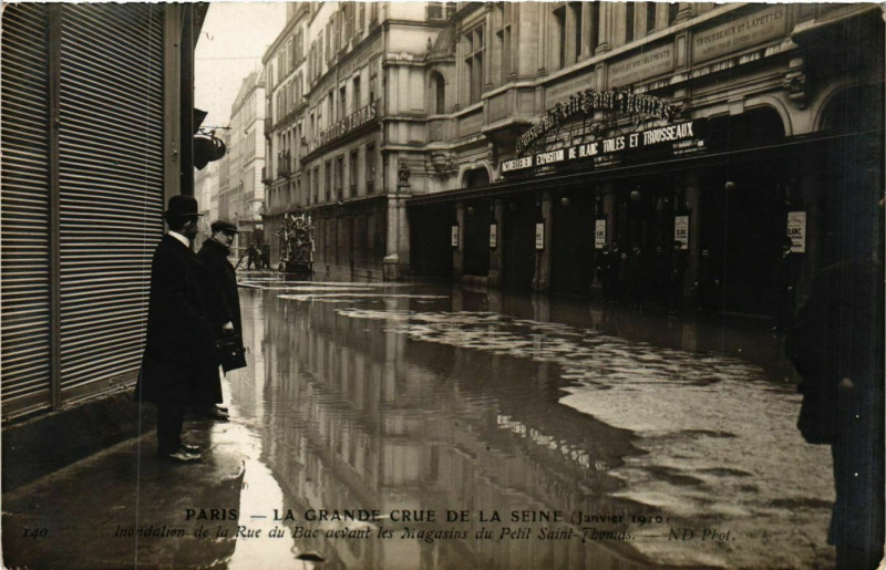 Carte postale ancienne Paris La Grande Crue de la Seine 1910 Rue du Bac à Paris