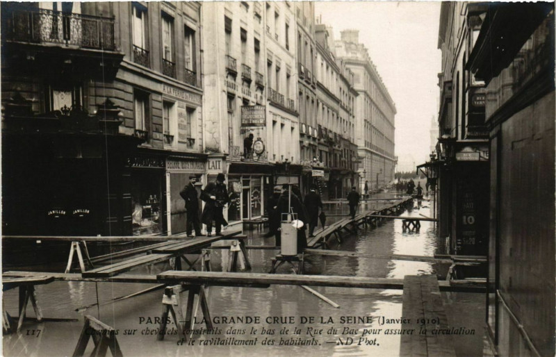 Carte postale ancienne Paris La Grande Crue de la Seine 1910 Rue du Bac à Paris