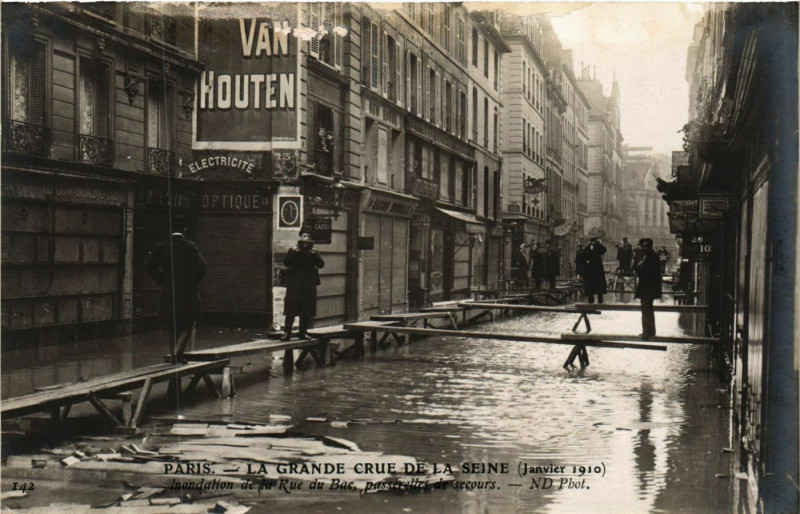 Carte postale ancienne Paris La Grande Crue de la Seine 1910 Rue du Bac à Paris