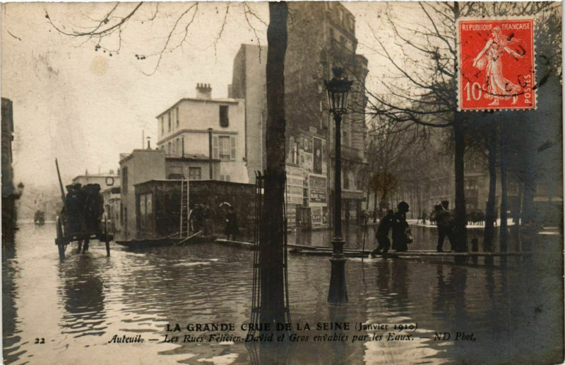 Carte postale ancienne Paris La Grande Crue de la Seine 1910 Rue Felicien-David et Gros à Paris