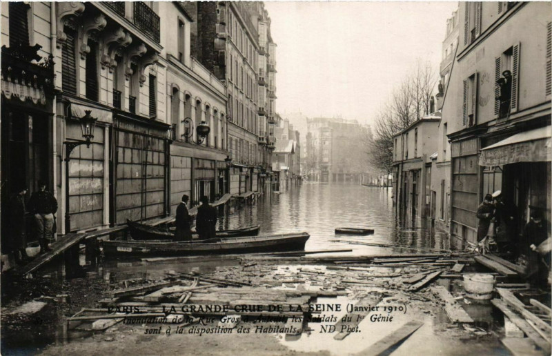 Carte postale ancienne Paris La Grande Crue de la Seine 1910 Rue Gros à Paris