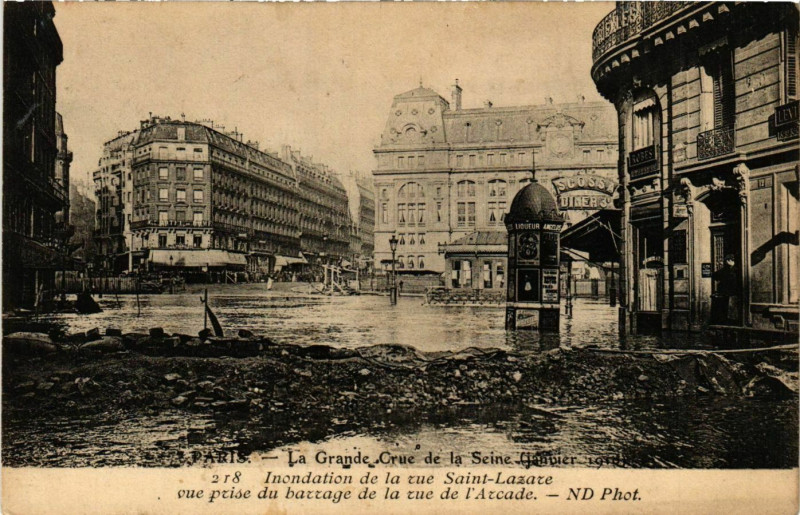 Carte postale ancienne Paris La Grande Crue de la Seine 1910 Rue Saint-Lazare à Paris