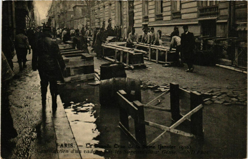 Carte postale ancienne Paris La Grande Crue de la Seine 1910 Sapeurs du 2e Genie à Paris