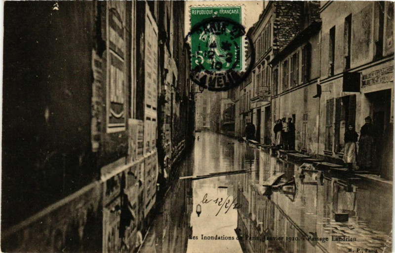 Carte postale ancienne Paris Les Inondations 1910 Passage Landrien à Paris