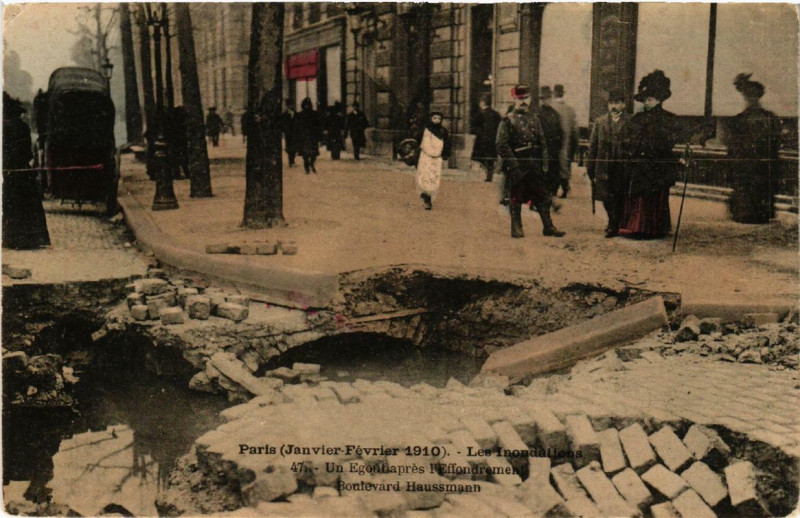 Carte postale ancienne Paris Les Inondations 47 Un Egout apres l'Effondrement à Paris